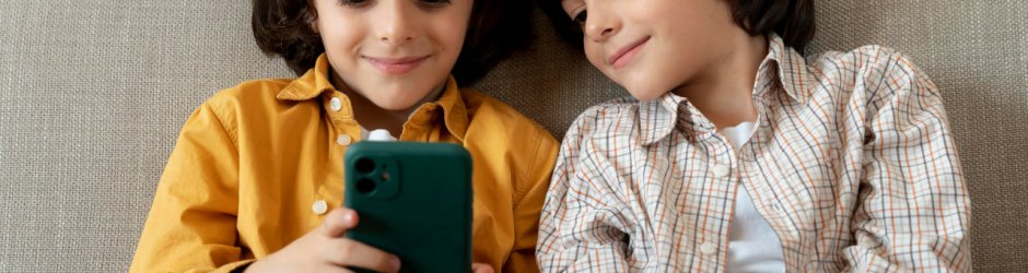 Что делать, если ребенок все время сидит в телефоне?